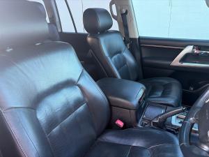 Toyota Land Cruiser 200 4.5D-4D V8 VX - Image 12