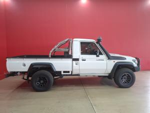 Toyota Land Cruiser 79 4.5D-4D LX V8 single cab - Image 3