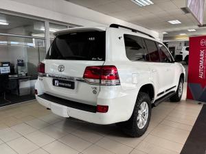Toyota Land Cruiser 200 4.5D-4D V8 VX-R - Image 2
