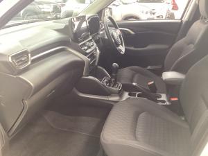 Toyota Urban Cruiser 1.5 XR manual - Image 7