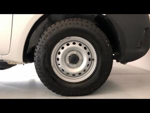 Toyota Hilux 2.0 chassis cab - Image 17