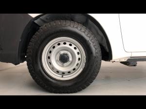 Toyota Hilux 2.0 chassis cab - Image 18