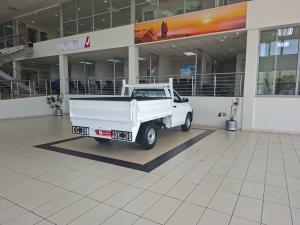 Toyota Hilux 2.0 chassis cab - Image 2