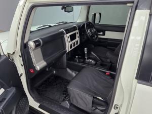 Toyota FJ Cruiser 4.0 V6 - Image 7