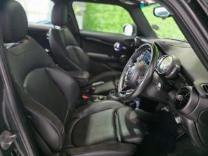 MINI Hatch Cooper Hatch 5-door - Image 16