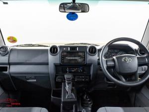 Toyota Land Cruiser 79 2.8GD-6 double cab auto - Image 6