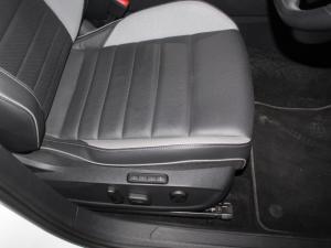 Volkswagen Golf 1.4 TSI R-LINE Tiptronic - Image 17