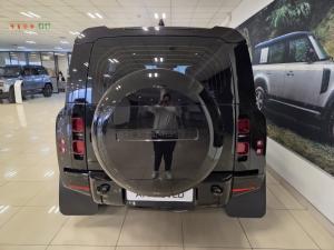 Land Rover Defender 110 D300 X-Dynamic HSE - Image 5