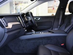 Volvo XC60 B5 AWD Plus Dark - Image 9