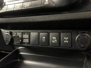 Toyota Hilux 4.0 V6 Raider 4X4 automaticD/C - Image 9