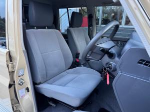 Toyota Land Cruiser 79 4.5D-4D V8 double cab LX - Image 13