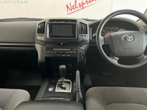 Toyota Land Cruiser 200 4.5D-4D V8 GX-R - Image 6