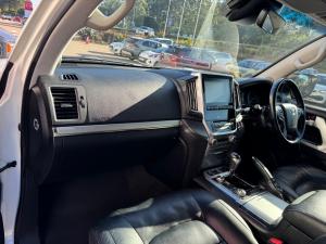 Toyota Land Cruiser 200 4.5D-4D V8 VX-R - Image 7