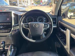 Toyota Land Cruiser 200 4.5D-4D V8 VX-R - Image 8