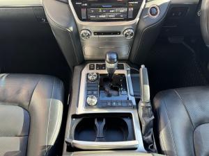 Toyota Land Cruiser 200 4.5D-4D V8 VX-R - Image 12