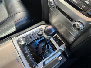 Toyota Land Cruiser 200 4.5D-4D V8 VX-R - Image 13