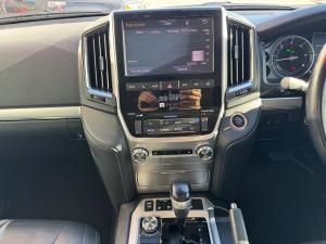 Toyota Land Cruiser 200 4.5D-4D V8 VX-R - Image 14
