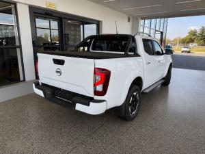 Nissan Navara 2.5DDTI LE/LE Plus automatic D/C - Image 2