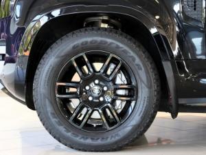 Land Rover Defender 110 D300 SE - Image 12