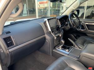 Toyota Land Cruiser 200 4.5D-4D V8 VX-R - Image 7