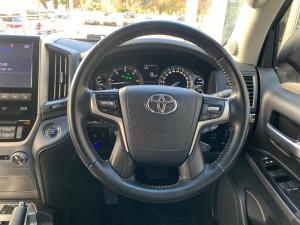 Toyota Land Cruiser 200 4.5D-4D V8 VX-R - Image 8