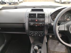 Volkswagen Polo Vivo sedan 1.4 Trendline - Image 12