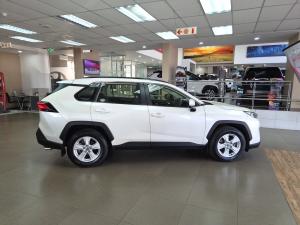 Toyota RAV4 2.0 GX auto - Image 3