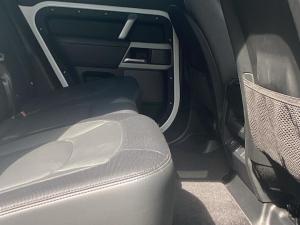 Land Rover Defender 110 D300 X-Dynamic HSE - Image 22