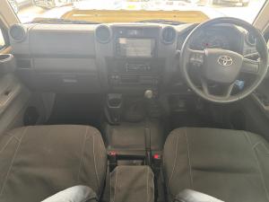 Toyota Land Cruiser 79 2.8GD-6 double cab manual - Image 6