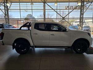 Nissan Navara 2.5DDTI LE/LE Plus automatic D/C - Image 6