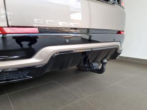 Land Rover Discovery Sport P300e R-Dynamic HSE - Image 11