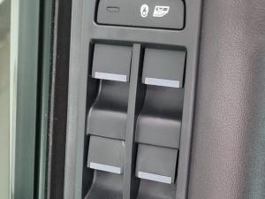 Land Rover Discovery Sport P300e R-Dynamic HSE - Image 15