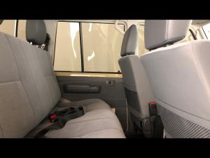 Toyota Land Cruiser 79 2.8GD-6 double cab auto - Image 12