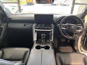 Toyota Landcruiser 300 V6 3.3D GR-S - Image 6