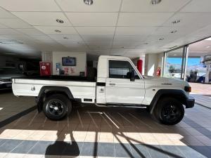 Toyota Land Cruiser 79 2.8GD-6 single cab auto - Image 3