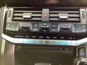 Toyota Land Cruiser 300 3.3D GR-Sport - Image 16