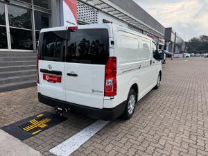 Toyota Quantum 2.8 LWB panel van manual - Image 2