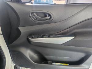 Nissan Navara 2.5DDTI SE Plus automatic D/C - Image 12