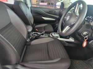 Nissan Navara 2.5DDTI SE Plus automatic D/C - Image 7