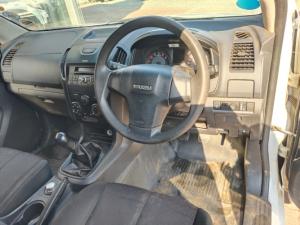 Isuzu D-Max 250 4x4 Hi-Ride - Image 8