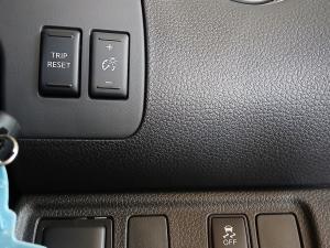 Nissan Navara 2.5DDTi double cab SE Plus auto - Image 18