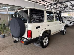 Toyota Land Cruiser 76 4.5D-4D V8 station wagon LX - Image 2