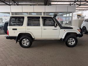 Toyota Land Cruiser 76 4.5D-4D V8 station wagon LX - Image 3