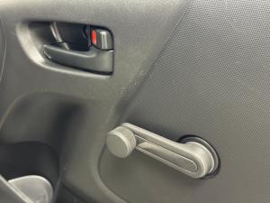 Toyota Hiace 2.5D-4D Ses-fikile 16-seater - Image 20