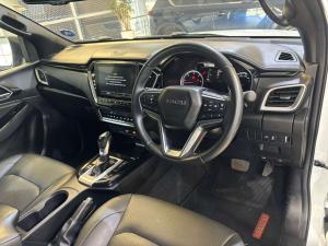 Isuzu D-Max 3.0TD double cab V-Cross 4x4 - Image 15