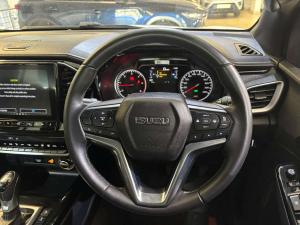 Isuzu D-Max 3.0TD double cab V-Cross 4x4 - Image 16