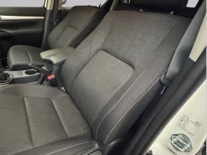 Toyota Hilux 2.4GD-6 double cab Raider manual - Image 7