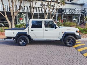 Toyota Land Cruiser 79 2.8GD-6 double cab auto - Image 3