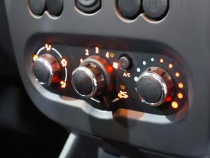 Nissan NP200 1.6i safety pack (aircon) - Image 26