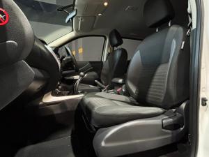 Nissan Navara 2.5DDTi double cab SE Plus 4x4 - Image 17